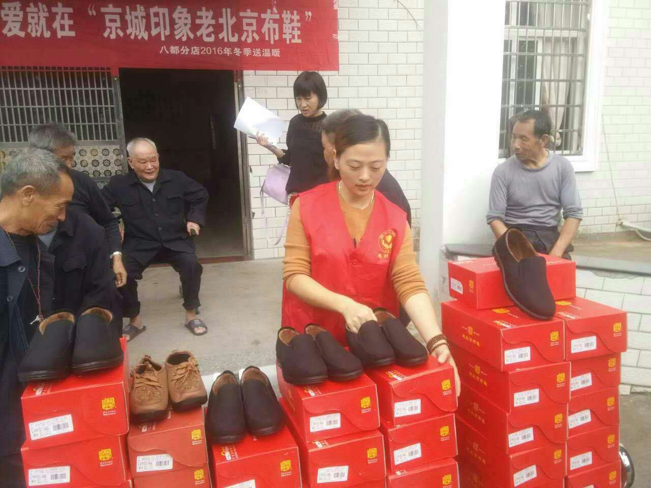她在老人中间，灵魂散发着香气