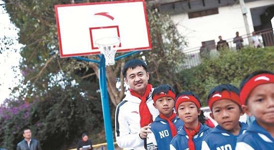 安踏集团董事局主席丁世忠与云南省澜沧县芒景小学学生一起参与趣味运动会